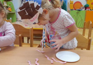 Dzień Jeża i nasze logopedyczne zabawy z rurkami - karmimy jeżyka robaczkami a przy okazji ćwiczymy prawidłowy oddech