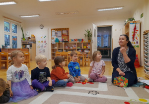 Pani Ania logopedka odwiedziła nas po raz kolejny na wspaniałe i ciekawe ćwiczenia języczka i naszej buzi