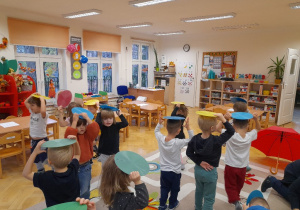 Zabawy dały nam wiele radości i pokazały, że ćwiczenia logopedyczne to ćwiczenia całego ciała a nie tylko buzi