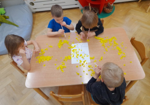 Jednym z zadań było dmuchanie jesiennych liści pod drzewo - dało nam to wiele radości, choć nie było to łatwe