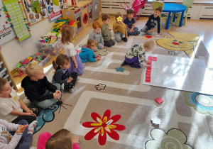 Ćwiczyliśmy przy tym zadaniu koncentrację, kolory, przeliczanie oraz orientację na kartce tak ważną przy nauce czytana i pisania