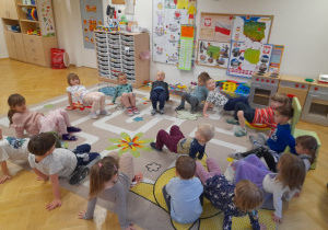 Na dywanie siedzi jeż.... co on robi to my też.... - ćwiczenia w naśladowaniu to piękna integracja w grupie