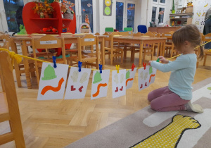 Zabawy z językiem angielskim - poznając słownictwo związane z ubraniami postanowiliśmy wywiesić pranie