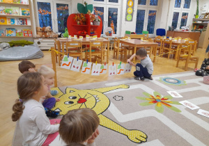 Łączyliśmy naukę słówek z nauką zręczności oraz ćwicząc umiejętności matematyczne - ponieważ wieszaliśmy w pewnym zauważonym przez nas rytmie