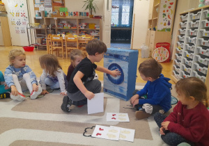 Zabawy z językiem angielskim również dają nam wiele radości. Odbywają się one metodą TPR - Total Physical Response - czyli reagowanie całym ciałem, dlatego łatwo i szybko uczymy się nowych słów i poleceń