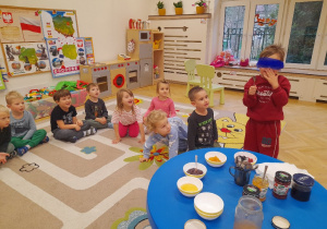 Zagadki smakowe w naszej przedszkolnej Spiżarni - rozpoznawaliśmy smaki lata i jesieni zamknięte w przetworach - poradziliśmy sobie doskonale