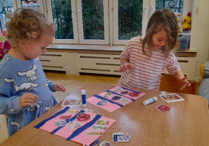 Wykonaliśmy swoje własne spiżarnie - wycinaliśmy półki i odwzorowaliśmy ułożenie słoików wg "mapy", którą dostaliśmy. Nie było to łatwe, gdyż każdy z nas miał inną, ale poradziliśmy sobie znakomicie.