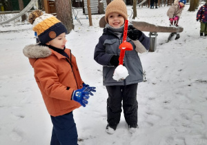 Spadł śnieg więc zaczęliśmy naszą śnieżną zabawę w ogrodzie