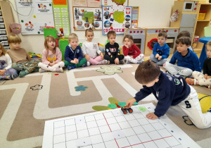 Zajęcia z Kodowania na Dywanie - tym razem wg ustalonego kodu poruszaliśmy się po świecie misiowych bajek