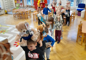 Jesteśmy gotowi, aby przekazać Pani Ewie misie dla chorych dzieci - cieszyliśmy się, że możemy się podzielić tym co mamy