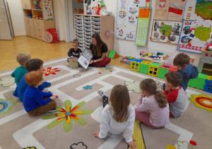 Mama Adasia przeczytała nam piękną bajkę - przypominając nam, że przytulanie ma moc