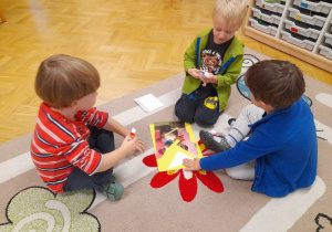 Praca w grupach i wspólne układanie puzzli z misiami z różnych bajek