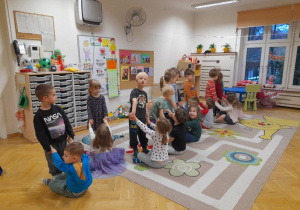 "Huśtawka" - bo nie tylko w ogrodzie można się bujać na huśtawce, okazuje się, że w sali również