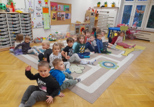 "Spychacz" - jest jedną z naszych ulubionych zabaw na wyczucie swojej siły oraz kolegi i wyczucie całego ciała, a przy okazji element zdrowej, wesołej rywalizacji