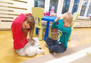 "Lusterko" - zabawa naśladowcza, która pozwala nam na chwilę, dokładnie popatrzeć na swojego kolegę i koleżankę