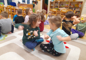 Zabawa integruje nas ze sobą, uczy wspólnej zabawy i poznania drugiej osoby