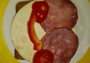 A z tego wszystkiego nie tylko my się uśmiechamy, ale też nasze zdrowe, samodzielnie zrobione kanapki