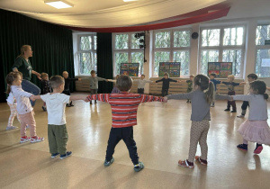 Wspólne zabawy muzyczno - ruchowe u Pani Krysie integrujące naszą grupę - Baloniku nasz malutki...