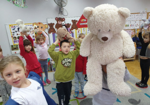 Dzień Pluszowego Misia - zabawa z misiem przytulanką