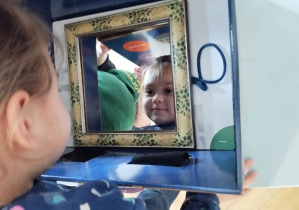 Na dnie pudełka - zabawa sensoryczna