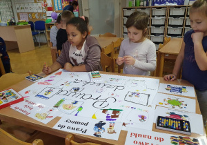 Pracujemy przy plakacie z Prawach Dziecka