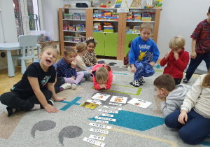 Uczestniczymy w zabawie dydaktycznej przygotowując się do nauki czytania