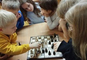 Uczymy się grać w szachy z wolontariuszką Mają