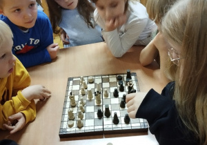 Uczymy się grać w szachy z wolontariuszką Mają