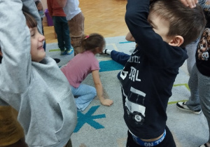 Zabawa ruchowa - lustrzana gimnastyka