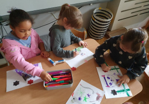 Zajęcia twórcze w kąciku plastycznym