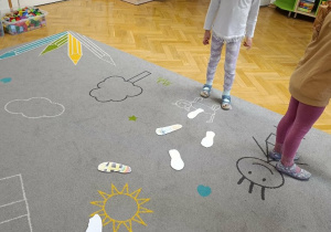 Chodzenie po śladach - ćwiczenie orientacji w przestrzeni