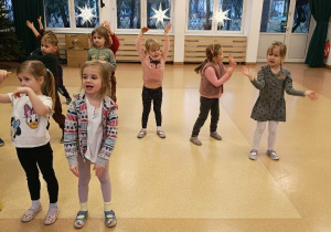 Czwartkowe zabawy ruchowe z muzyką w MDKu