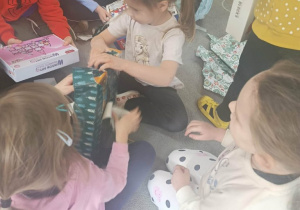 Dzięcioły odkrywają jakie upominki zostawił dla nich Święty Mikołaj