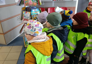 Grupa III odwiedziła pocztę i mogła dowiedzieć się na czym polega praca w oddziale pocztowym