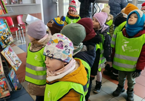 Dzięcioły na ciekawej wycieczce w oddziale pocztowym