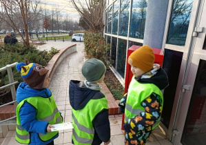 Dzięcioły nadają swoje świąteczne kartki