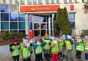 Grupa III wycieczka do oddziału pocztowego ze swoimi kartkami