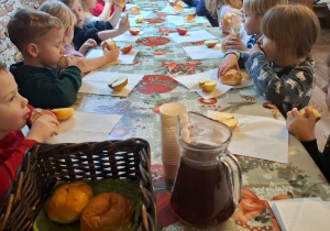 Wspólny czas na dzielenie się wrażeniami podczas drugiego śniadania na gorpodarstwie