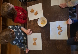 Grupa III przygotowuje się do ozdabiania wcześniej przez siebie wykonanych pierniczków