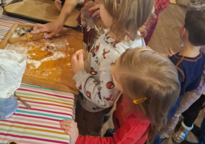 Grupa III wycina pierniczki świątecznie ćwicząc przy tym swoją motorykę