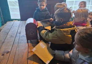 Dzieci z grupy III wysyłają poprzez specjalną skrzynkę świąteczne listy