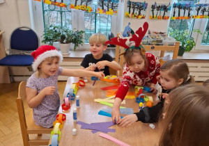 Kolorowy łańcuch na choinkę - doskonalenie umiejętności wycinania, klejenie i spędzenia wspólnego czasu