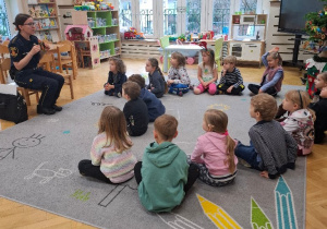 Pani Marta dokładnie opisuje i pokazuje z czego składa się ubranie strażnika miejskiego - jakie są różnice i podobieństwa w ubraniu z różnych miast