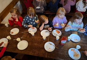 Po wielu atrakcjach na wycieczce czas na chwilę relaksu przy wspólnym posiłku
