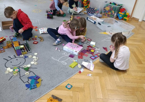 Prezenty odpakowane, czas na zabawę klockami magnetycznymi