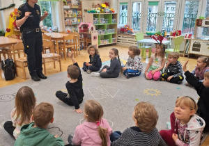 Dzieci pilnie słuchają Strażniczki Miejskiej