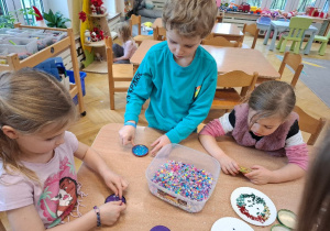 Recyklingowe bombki choinkowe