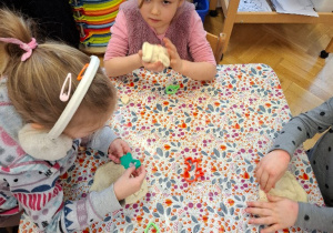 Rozwijanie motoryki małej poprzez zabawy z kaszoliną