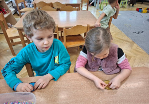 Rozwijanie twórczego myślenia oraz odczuć sensorycznych poprzez robienie bombki sensorycznej