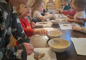 Rozwijanie twórczego podejścia poprzez ozdabianie pierniczków